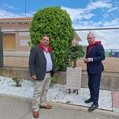 José Luis Rico, alcalde de Marzales y Jacinto Canales, subdelegado del Gobierno en Valladolid, inauguran el monolito