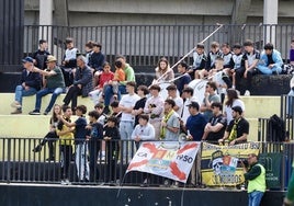 Aficionados del Mojados animando desde la grada.