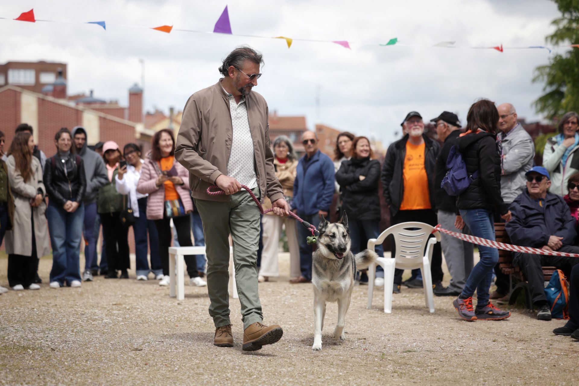 Los bailes latinos en Portugalete y el desfile de perros de San Isidro, en imágenes