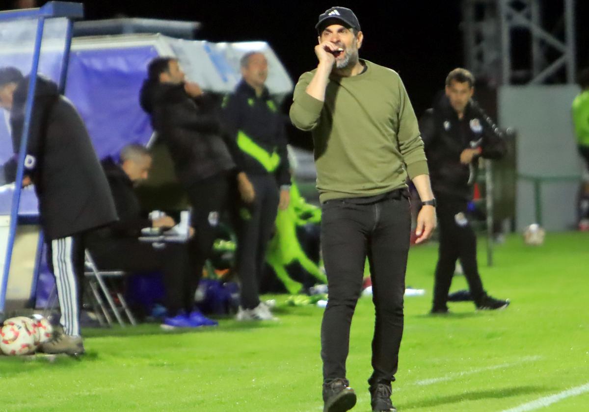 El entrenador de la Segoviana, Ramsés Gil, da instrcciones en el último partido.