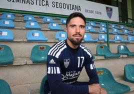 Rubén Yubero 'Chupo', lateral de la Gimnástica Segoviana, en la grada de La Albuera.
