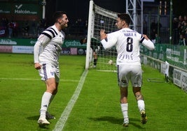 Berlanga y Hugo Díaz celebran el gol conseguido en el último minuto.