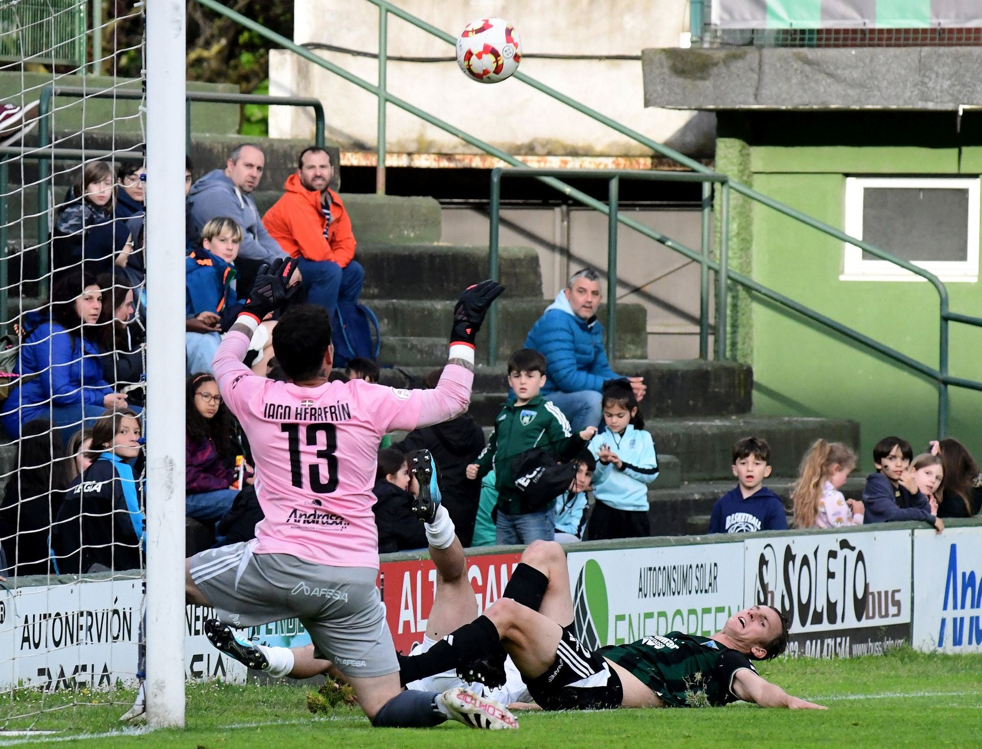 Fotos del partido entre el Sestao y la Segoviana