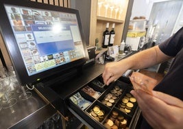 Cobro en una caja registradora de última generación en un bar de Valladolid esta semana.