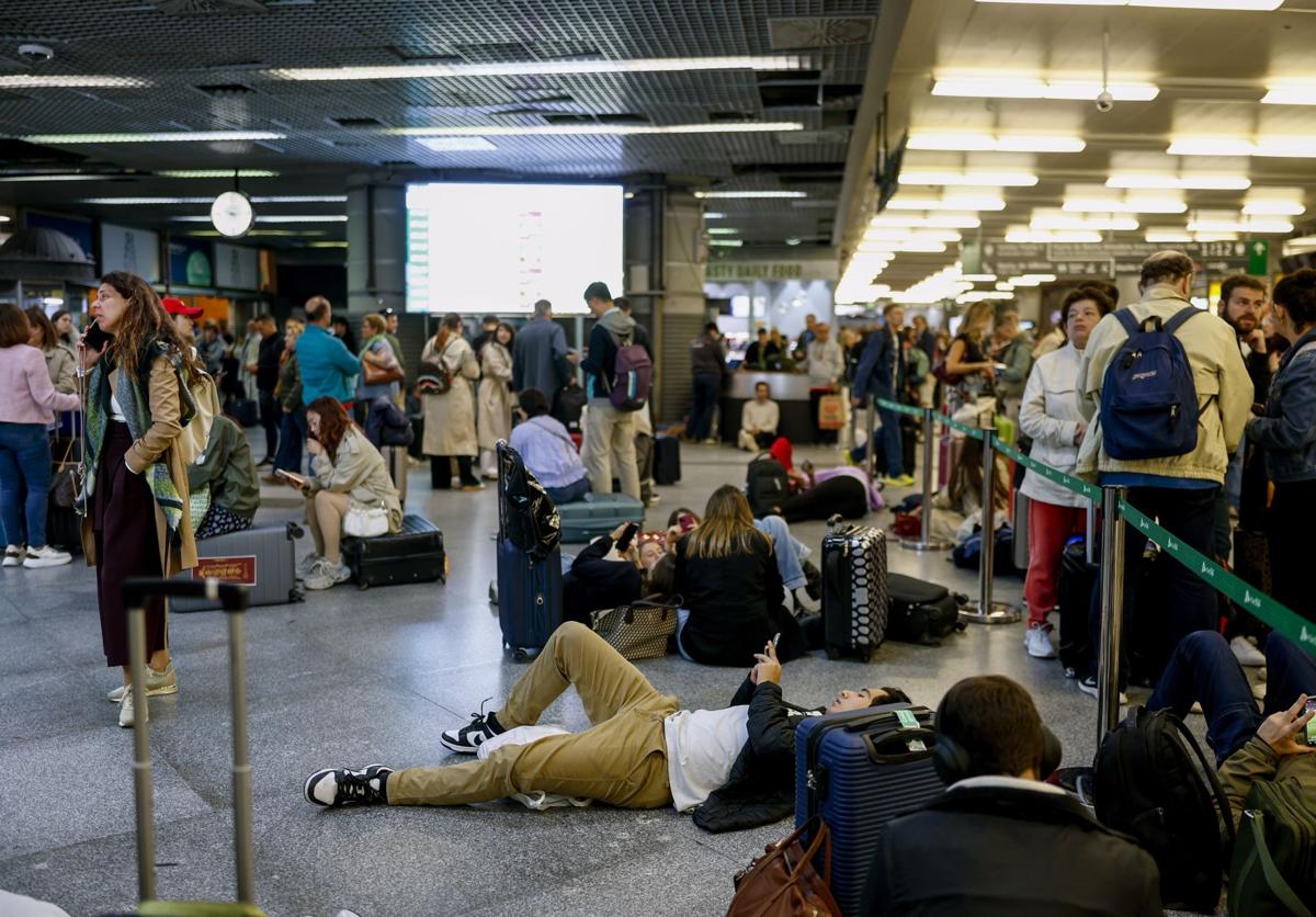 Viajeros aguardan en la Estación de Tren de Atocha el lunes, 5 de mayo, tras verse afectado el servicio de alta velocidad por un robo de cable, que afectó a más de 10.000 viajeros.