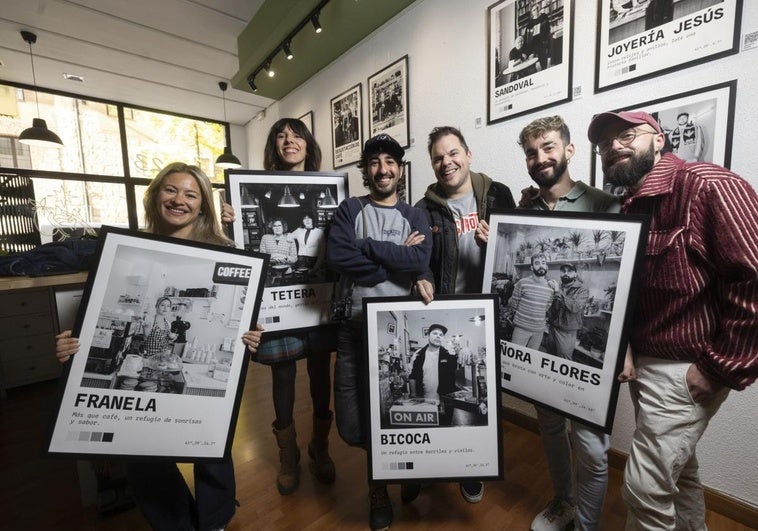 Elisa Gutiérrez, Clara Igea, el fotógrafo Álvaro Sancha, Andrés Gutiérrez, Jacobo Salgado y Marcell Hernández, con las fotos que forman parte de la exposición, en Errante Tattoo, en la calle Santuario.