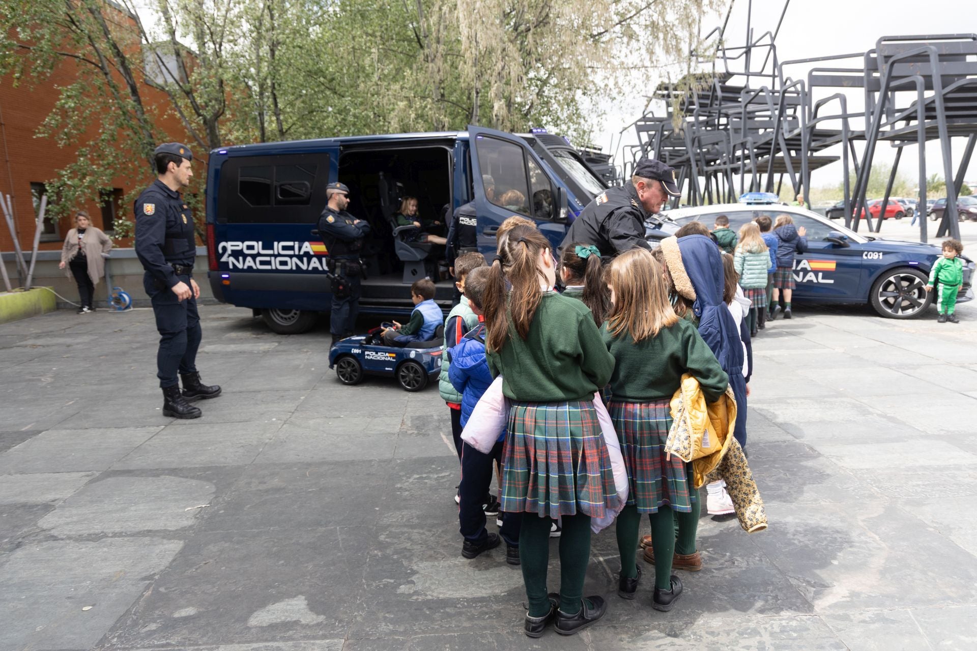 Bomberos y policías visitan el Río Hortega para celebrar el Día del Niño Hospitalizado