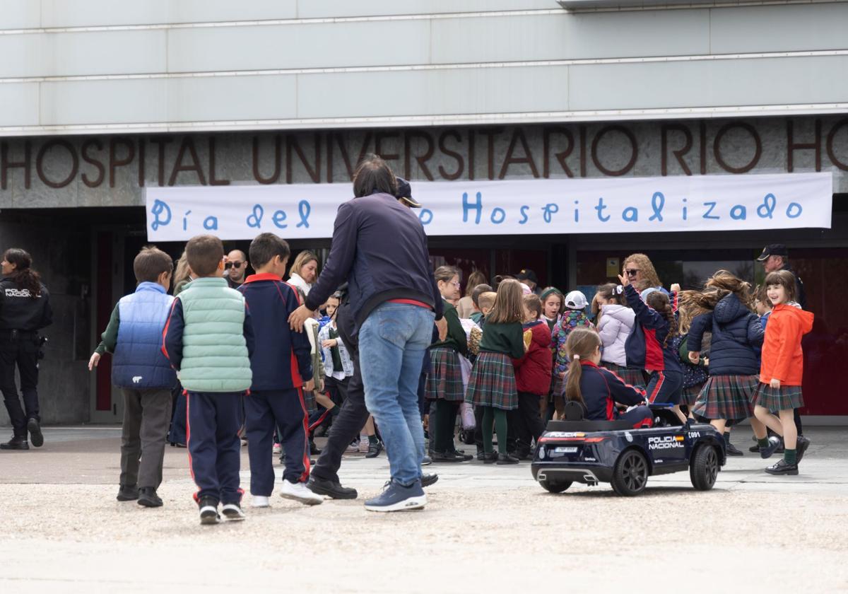 Bomberos y policías visitan el Río Hortega para celebrar el Día del Niño Hospitalizado