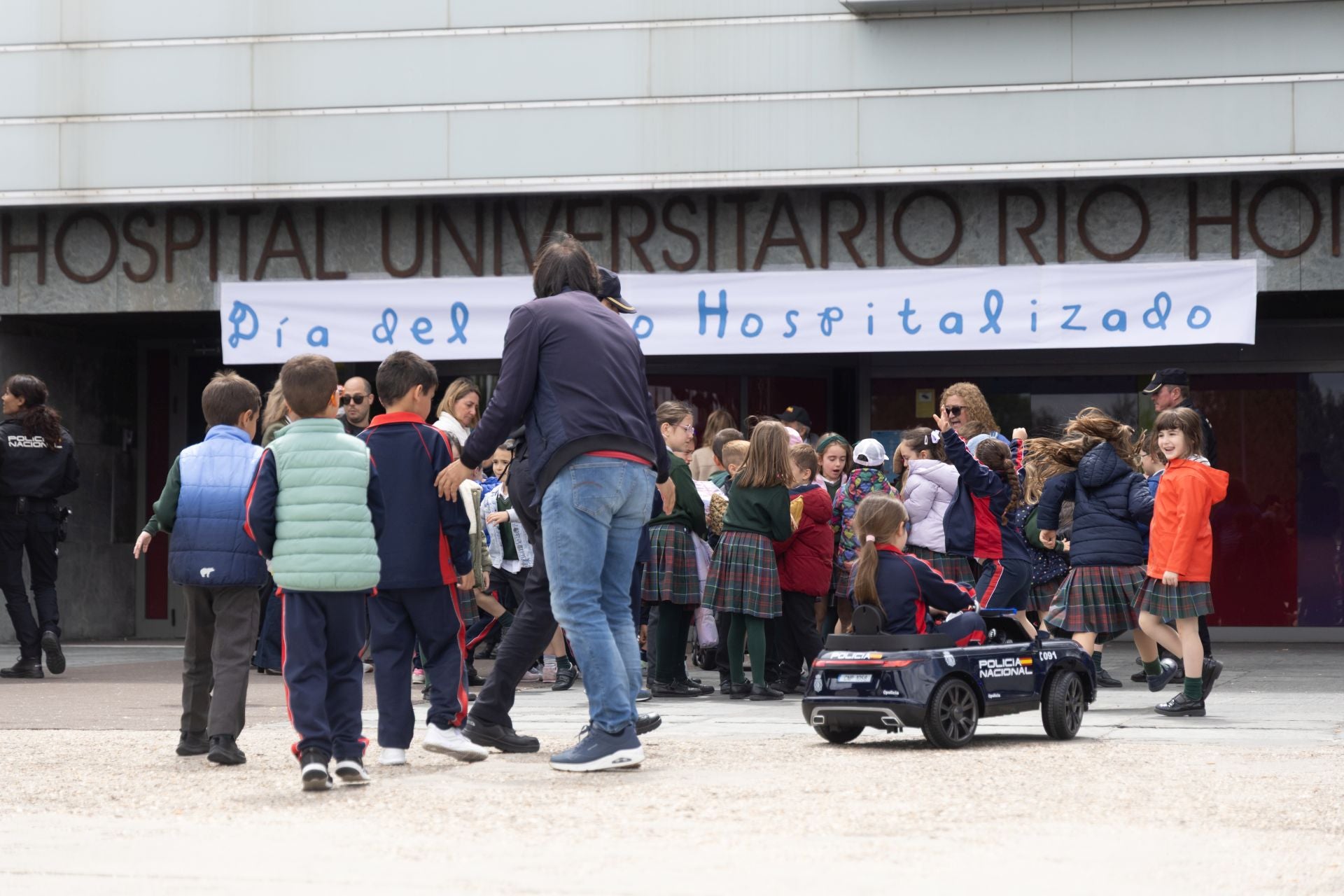 Bomberos y policías visitan el Río Hortega para celebrar el Día del Niño Hospitalizado