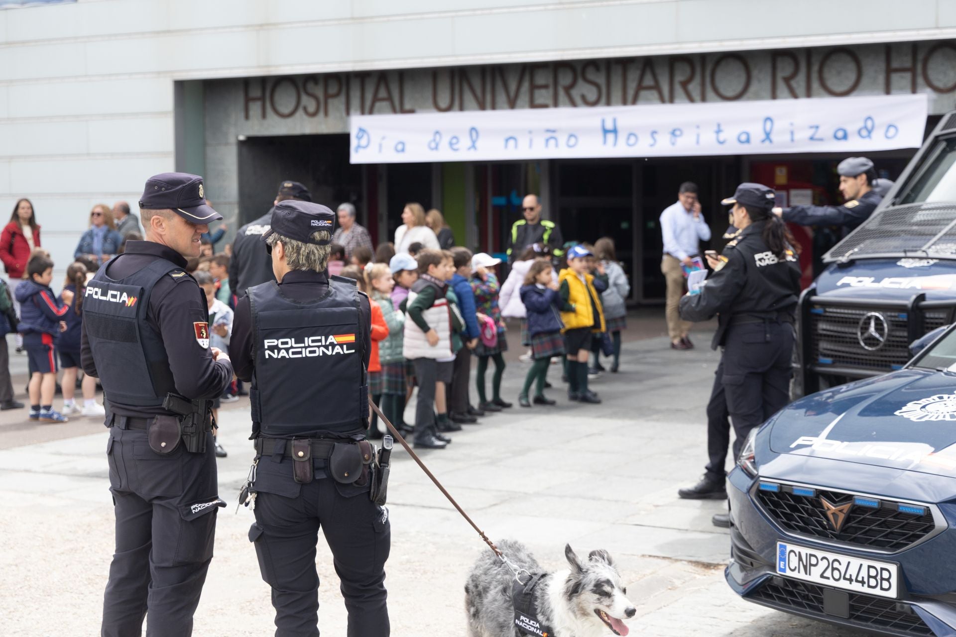 Bomberos y policías visitan el Río Hortega para celebrar el Día del Niño Hospitalizado