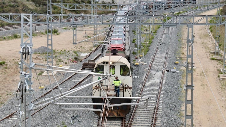 El tren de Renault, a su llegada a estación intermodal de mercancías del nuevo complejo ferroviario de Valladolid.