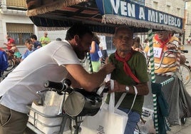 El alcalde de Montemayor, Noel Serna, junto a Pascual del Olmo a bordo de su bicicleta.