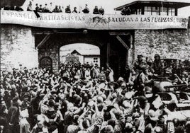 Imagen de la liberación del campo de Mauthausen con una pancarta en español.