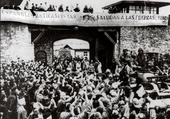 Imagen de la liberación del campo de Mauthausen con una pancarta en español.