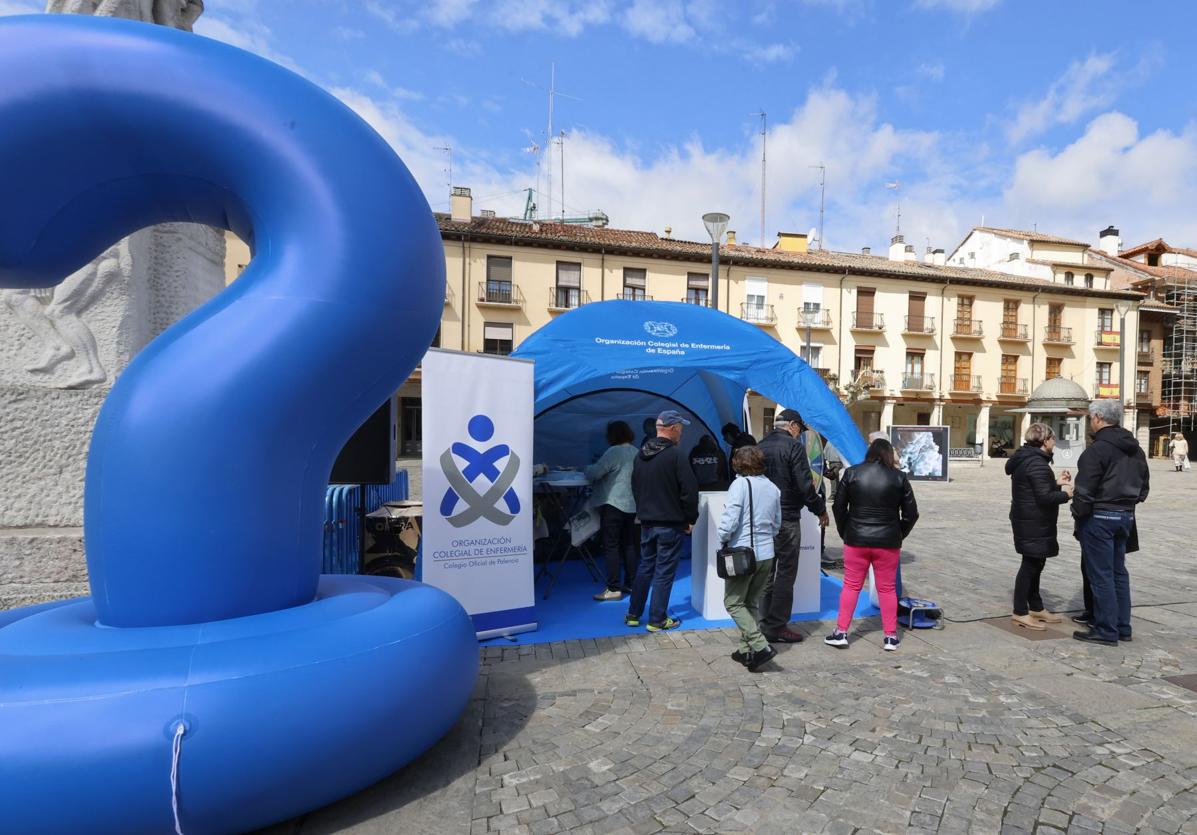 Carpa instalada en la Plaza Mayor para celebrar este lunes el Día Mundial de la Enfermería.
