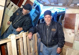 Emilio Barrul, en el interior de su chabola, construida entre la VA-20 y el polígono de San Cristóbal.