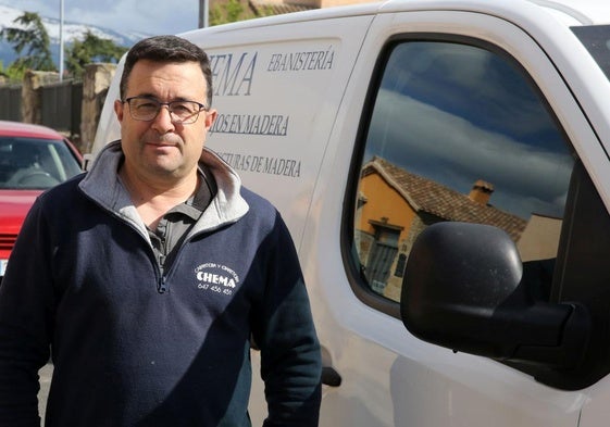 Chema Corral, junto a una furgoneta idéntica a la que le robaron el domingo.