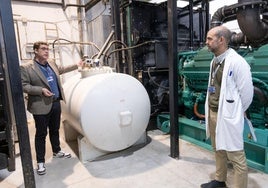 José Carlos Cardillo y Jesús Pérez Toribio, ingeniero ambos y, respectivamente, jefe del Servicio de Mantenimiento y director de Gestión del Hospital Universitario Río Hortega, en la sala que alberga los dos grupos electrógenos del centro.
