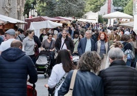 Visitantes al mercado castellano de San Pablo.