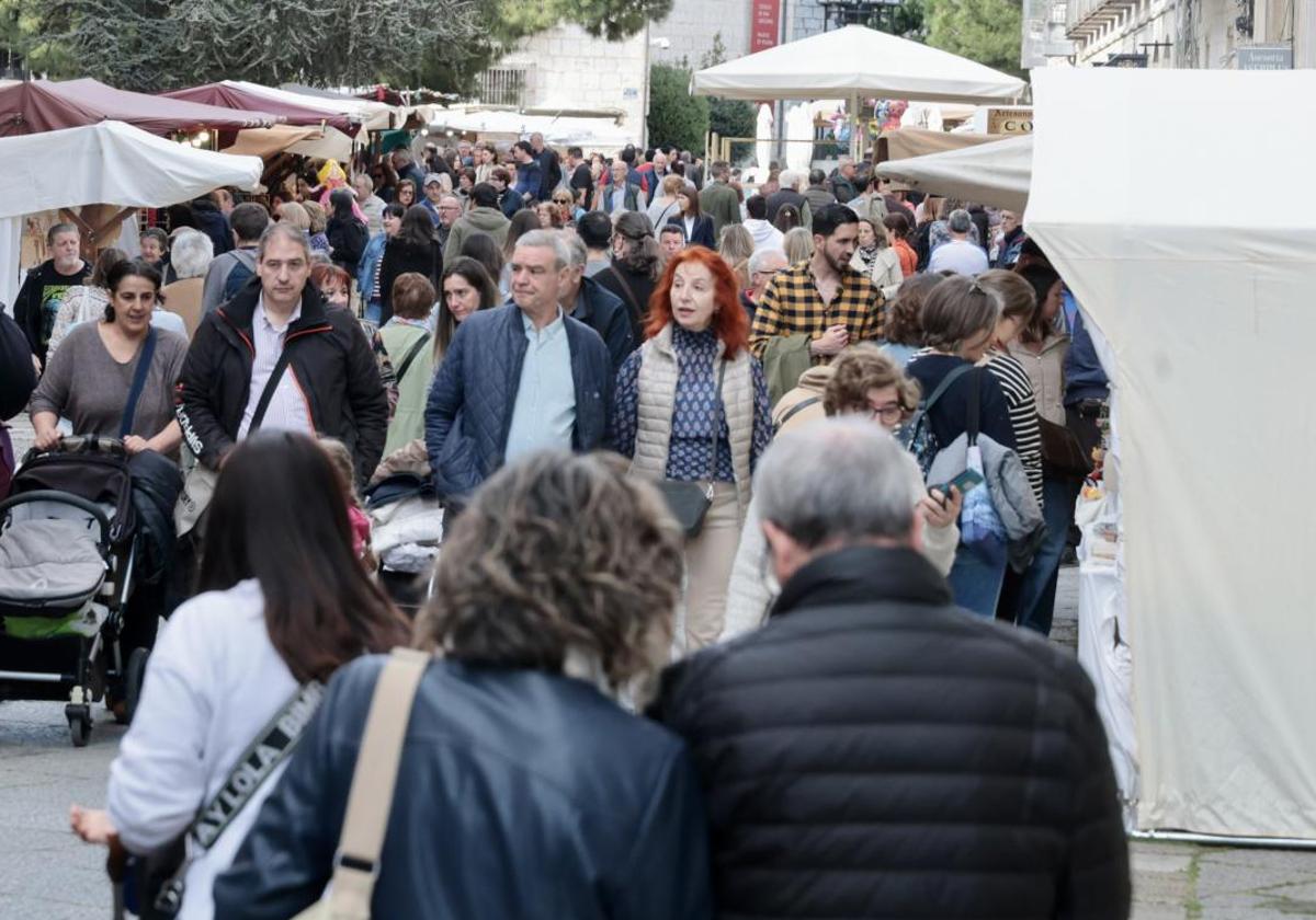 Visitantes al mercado castellano de San Pablo.