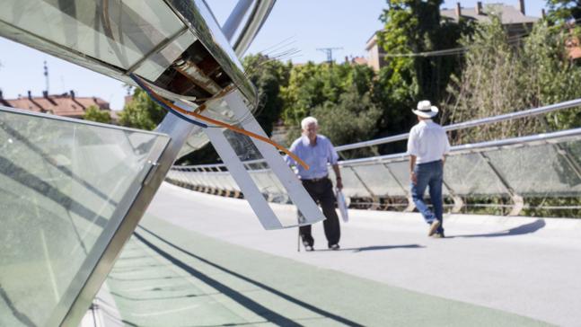 Existen dos pasarelas peatonales: la del Museo de la Ciencia y... ¿cómo se llama la otra? 