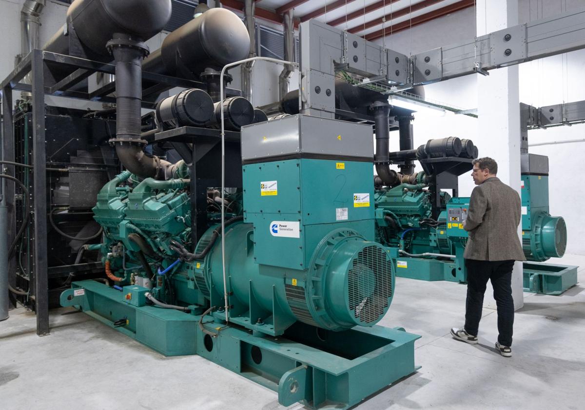 Los dos grupos electrógenos que producen electricidad con motores de barco en el Río Hortega en caso de caída de suministro exterior.