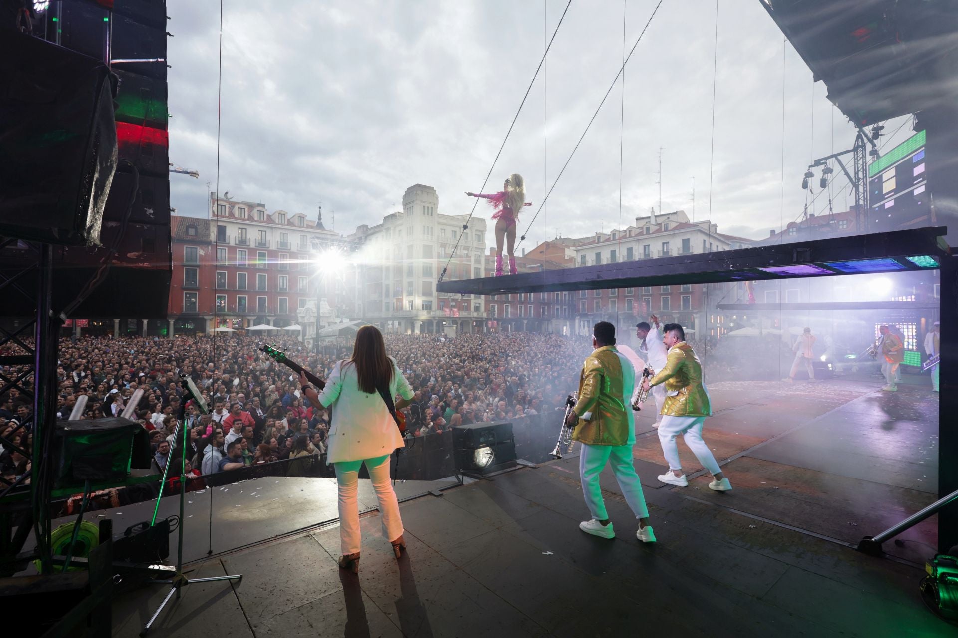 La orquesta París de Noia llena la Plaza Mayor de Valladolid