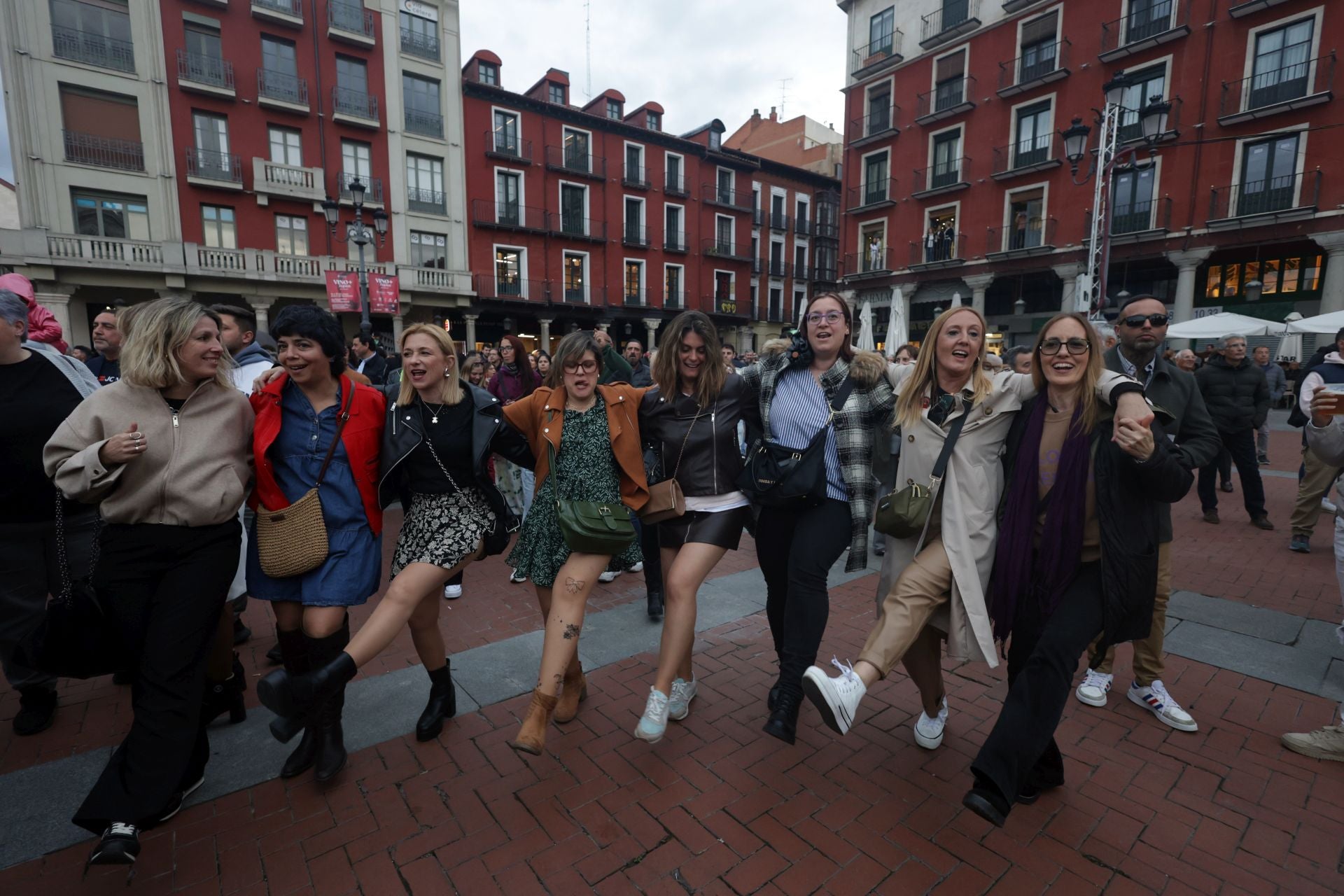 La orquesta París de Noia llena la Plaza Mayor de Valladolid