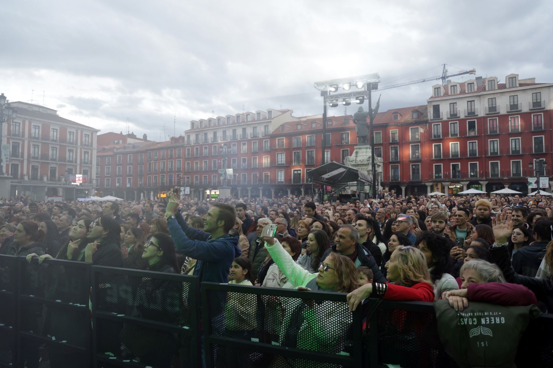La orquesta París de Noia llena la Plaza Mayor de Valladolid