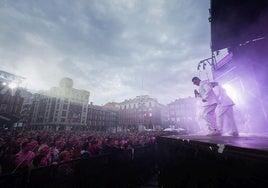 La orquesta París de Noia llena la Plaza Mayor de Valladolid