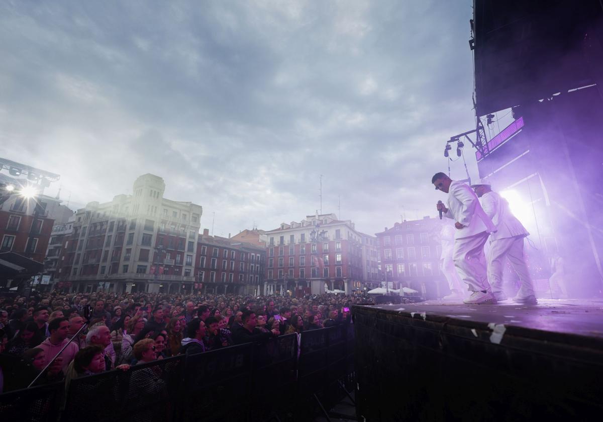 La orquesta París de Noia llena la Plaza Mayor de Valladolid