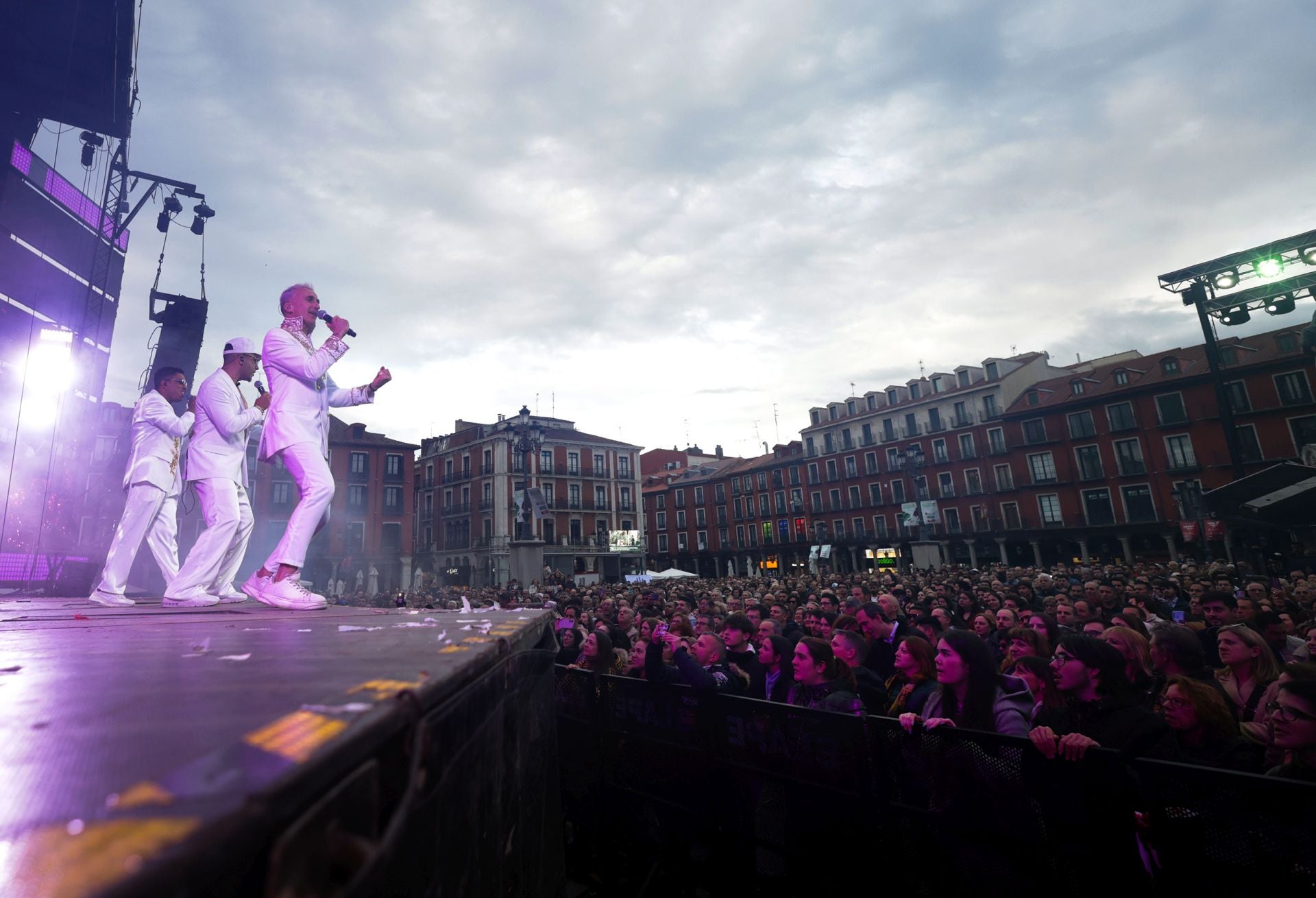 La orquesta París de Noia llena la Plaza Mayor de Valladolid