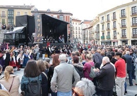 Asistentes al XXV Festival de Folclore, en la plaza de Portugalete.