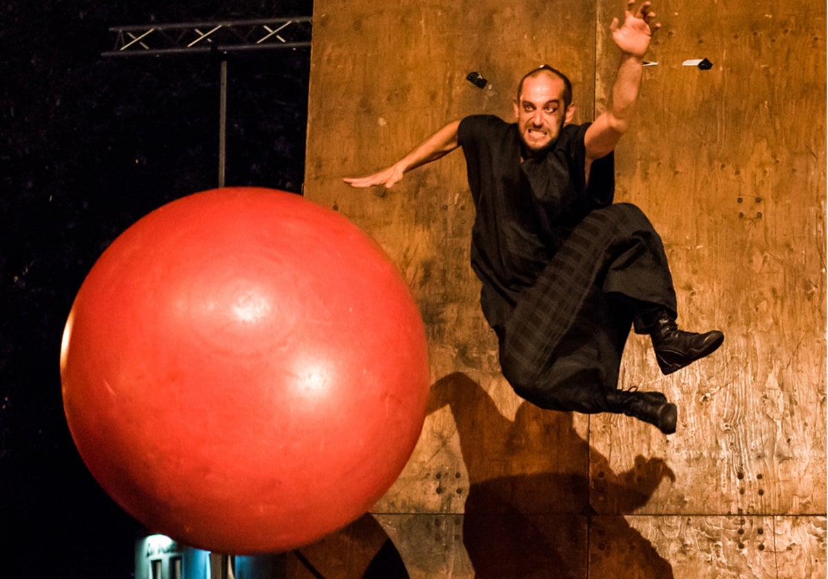 Cirque Inextremiste acerca a Valladolid esta semana su espectáculo más emblemático.