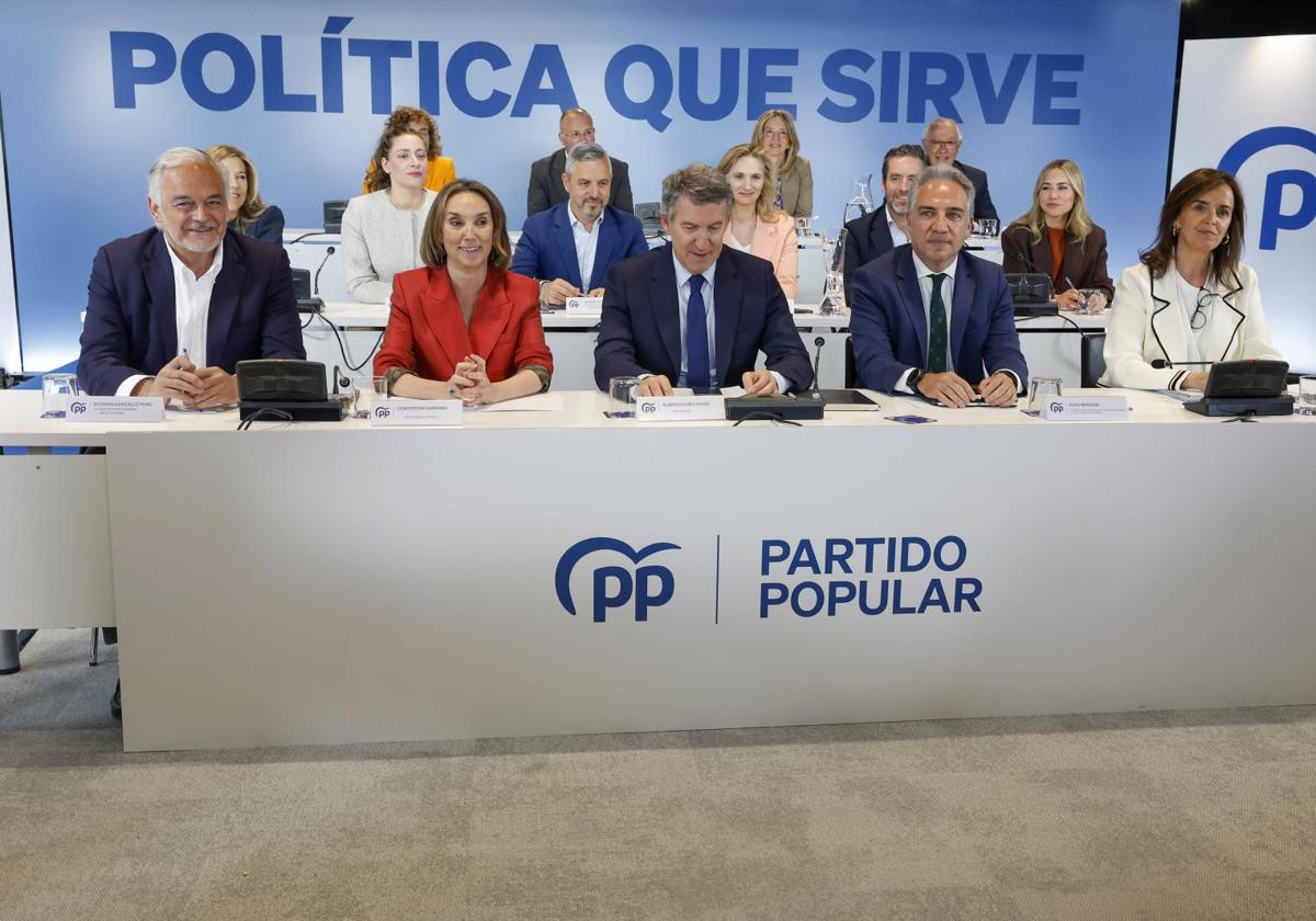 El líder de los populares, Alberto Núñez Feijóo (c), durante la reunión del Comité Ejecutivo Nacional del lunes.