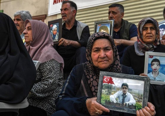 Familiares de jóvenes que se unieron al PKK, con sus fotos.