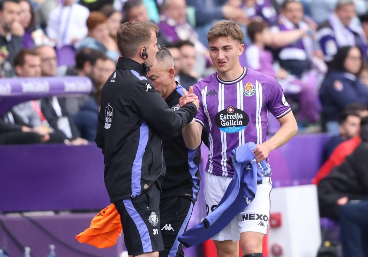 Chuki, en el momento del cambio tras caer lesionado a los veinte minutos de partido.