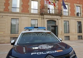Un coche de Policía Nacional junto a la Audiencia de Palencia.