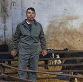 Fernando Díez posando con sus ovejas en la majada de Matilla de los Caños