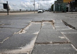 Uno de los baches de la avenida Padre Claret.