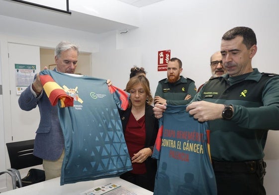 La presidenta de la Asociación Contra el Cáncer, Rosa Andrés, entre el subdelegado del Gobierno, Ángel Miguel, y el comandante de la Guardia Civil Fernando Martín Maraña, en la presentación.