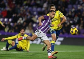 Anuar se dispone a ejecutar un remate en el partido Real Valladolid-UD Las Palmas de esta temporada
