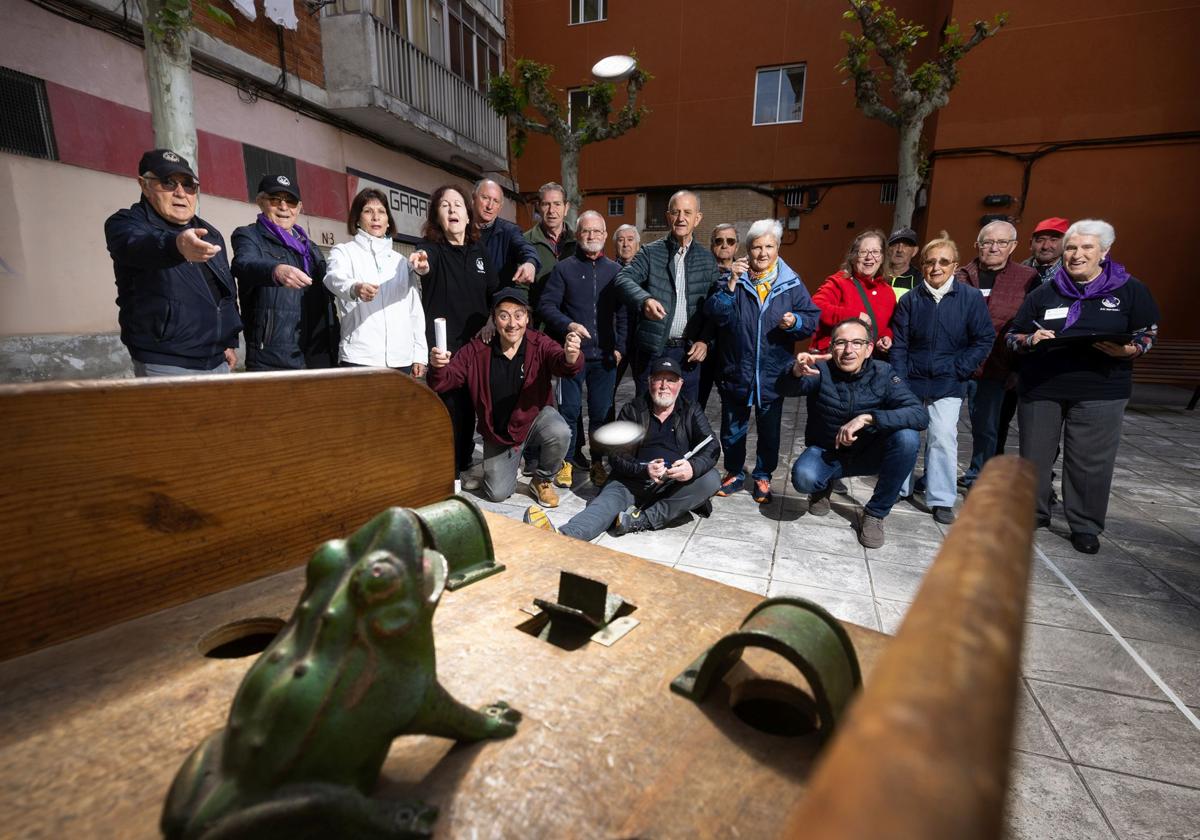 Pedro Olmedo, Agustín Pescador, Amelia Monge, Marisa Ríos, Abilio Monge, Jesús Ruiz, José Antonio Ibáñez, Ceferino Sevilla, Ruperto del Río, Emiliano Herrero, Gloria Montes, Violeta Diez, José Luis Rojo, Juliana Pérez, Germán Nieto, Raúl Arquero y María Luisa Herrero. En la fila de abajo, Javier Esteban, Pablo Cosgaya y David San Juan, en la plaza del Azor, donde se ha celebrado el torneo anual de rana de la asociación vecinal San Isidro.