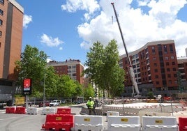 Corte de la calle José Garrote Tebar para montar la grúa para construir el bloque de pisos que cerrará la plaza Marcos Fernández y detalle de los atascos en Ciudad de la Habana