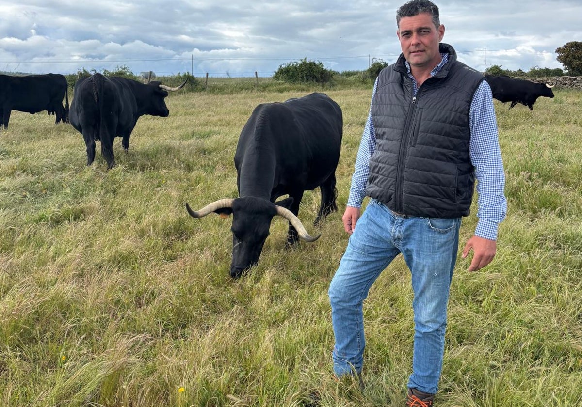 Luis Ángel Cabezas, en su explotación ganadera de San Felices de los Gallegos.