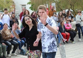 Dos participantes en el desfile, aplaudidos en el recorrido por la pasarela.