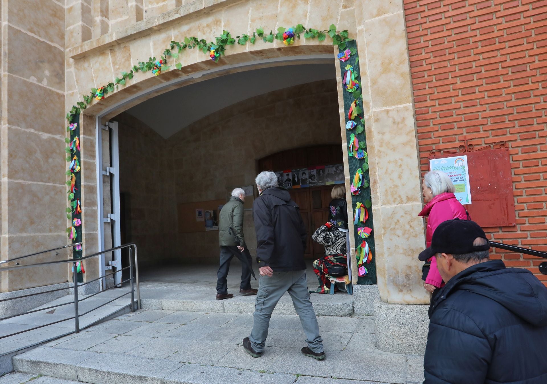 Las enramadas visibilizan en las parroquias la importancia de la acogida