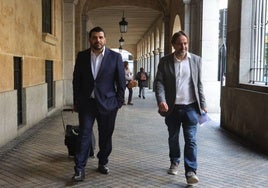 Fuentes y Castaño, llegando a la Audiencia.