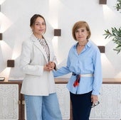 Las interioristas María San José y Mar Sanz de Alegory ante un mueble diseñado por ellas