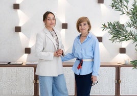 Las interioristas María San José y Mar Sanz de Alegory ante un mueble diseñado por ellas
